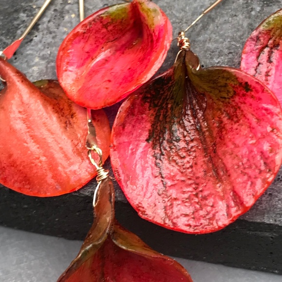 Matana Orchid leaves earrings in Cranberry pink - Picture 4 of 8